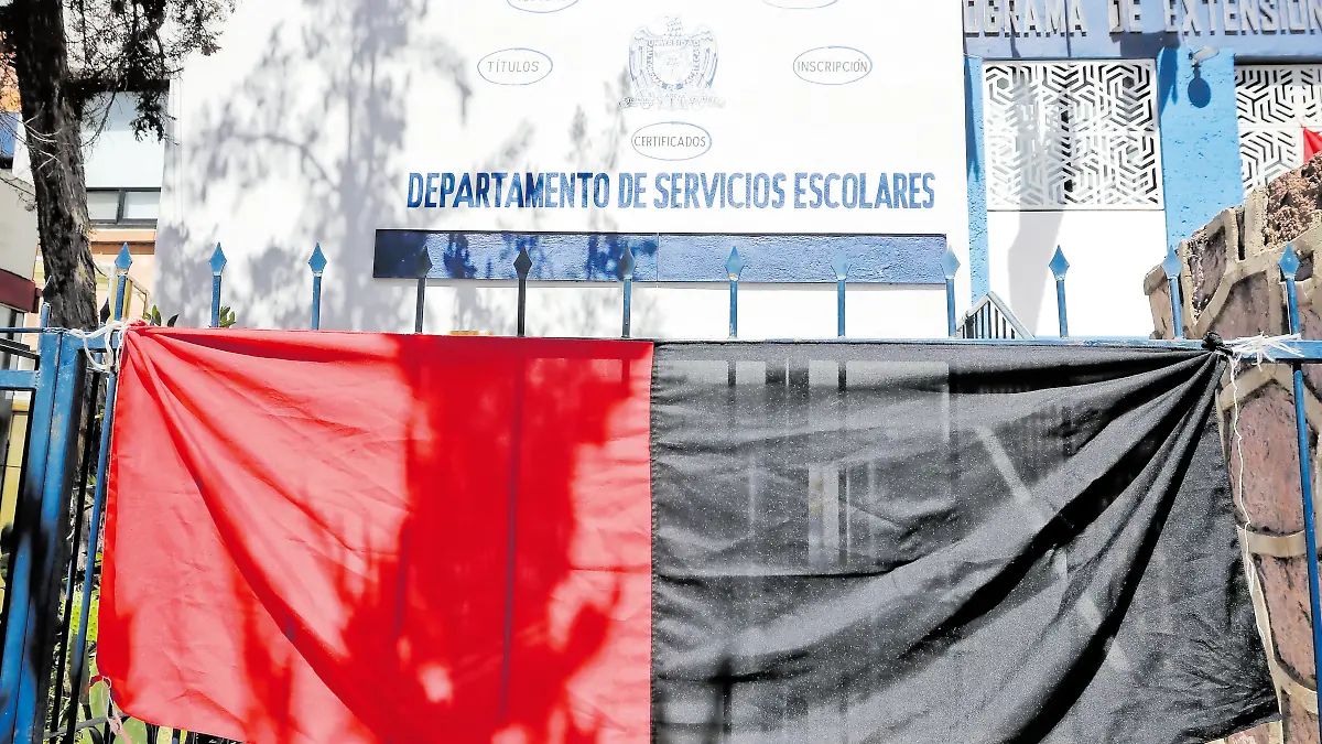 Bandera rojinegra en escuela de la UAZ